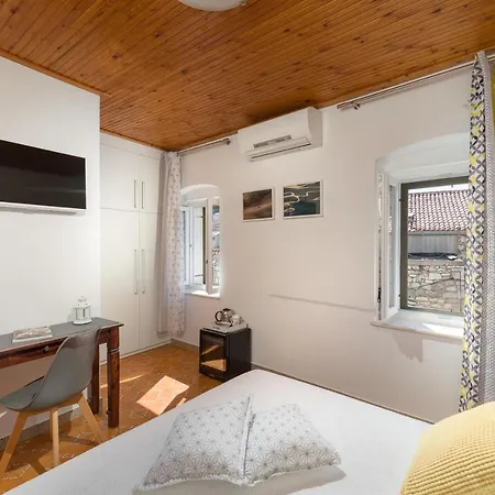 Πανσιόν Hektorovic House 3*