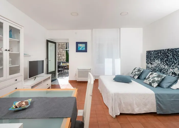 Hektorovic House Guest house