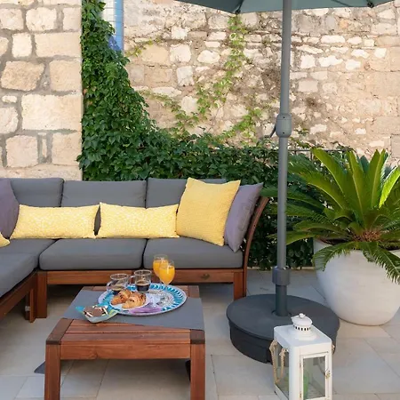 Hektorovic House Guest house