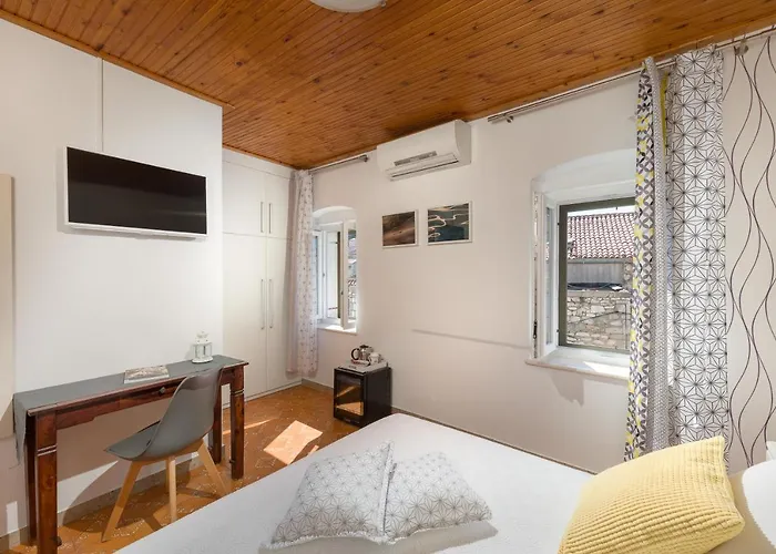 Guest house Hektorovic House 3*