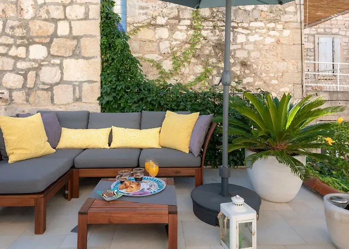 Hektorovic House Guest house